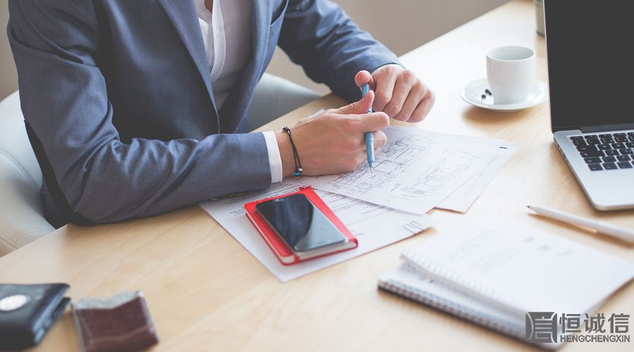 到底是公司注銷好還是轉讓好，這個廣州發業認為需要根據你的實際情況來決定，如果你不想再繼續經營這個公司，剛好有人愿意接手這個公司，那就變更，至少還能彌補一些損失。而且公司轉讓是需要簽署股權協議的，所以之后不用擔心公司轉讓后做了違法的事情牽連到自己，轉讓以后公司的問題是由新法人或股東負責。